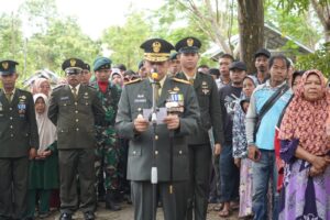 Danrem 102/Pjg Brigjen TNI Bayu Permana Memimpin Langsung Prosesi Pemakaman Jenazah Anggota Yonif Raider 631/Antang
