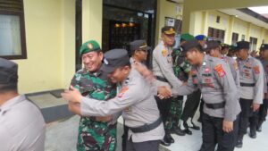 Tingkatkan Sinergitas TNI dan Polri, Dandim dan Kapolres Kolaka Hadiri Apel Gabungan dan Halal Bihalal