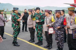 Tiba di Labuan Bajo, Panglima TNI dan Kapolri Disambut Dansatgas Pamwil KTT ASEAN