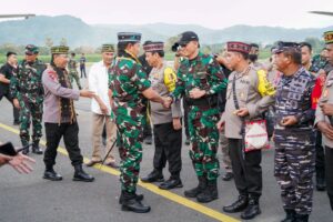 Tiba di Labuan Bajo, Panglima TNI dan Kapolri Disambut Dansatgas Pamwil KTT ASEAN