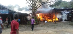 Anggota Yonarmed 5 Pancagiri Gerak Cepat Padamkan Rumah Warga yang Kebakaran