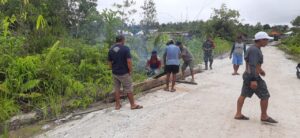 Warga dan TNI Gotong Royong Perbaiki Jembatan Yang Rusak
