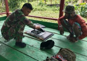 Satgas Yonif 143/TWEJ Perbaiki Televisi Yang Rusak Sebagai Sarana Hiburan Warga Pedalaman Papua