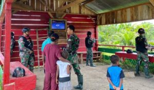 Satgas Yonif 143/TWEJ Perbaiki Televisi Yang Rusak Sebagai Sarana Hiburan Warga Pedalaman Papua
