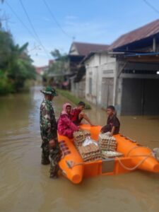 Pasca Banjir, Babinsa Kodim 1402/Polman Disiagakan Bantu Warga