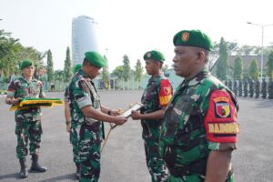 Bekerja Melebihi Panggilan Tugas, Dua Prajurit Menerima Penghargaan dari Danrem 084/BJ