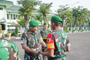 Bekerja Melebihi Panggilan Tugas, Dua Prajurit Menerima Penghargaan dari Danrem 084/BJ