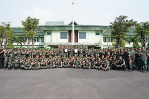 Bekerja Melebihi Panggilan Tugas, Dua Prajurit Menerima Penghargaan dari Danrem 084/BJ