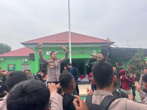 Kompak, TNI-Polri Gaungkan Lagu Sinergitas TNI-Polri Di Kodim 0604 Karawang