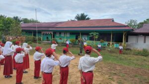 Tumbuhkan Rasa Cinta Tanah Air dan Belneg Babinsa Sulung Pimpin Upacara Bendera Sekolah Dasar