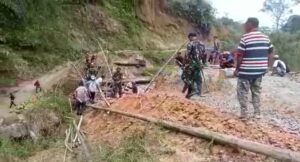 Implementasikan Perintah Harian Kasad, Satgas Pamtas Yonif 645/Gty Bersama Warga Bangun Jembatan Darurat