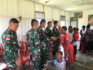 Usai Ibadah Bersama, Satgas Yonif Raider 200/BN Bagikan Alkitab kepada Jemaat Gereja Di Muara Nawa