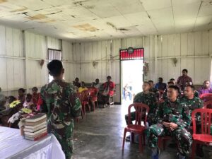 Usai Ibadah Bersama, Satgas Yonif Raider 200/BN Bagikan Alkitab kepada Jemaat Gereja Di Muara Nawa