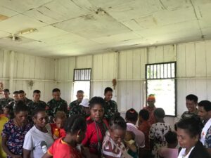 Usai Ibadah Bersama, Satgas Yonif Raider 200/BN Bagikan Alkitab kepada Jemaat Gereja Di Muara Nawa