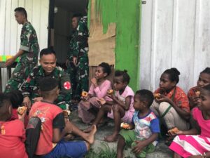 Usai Ibadah Bersama, Satgas Yonif Raider 200/BN Bagikan Alkitab kepada Jemaat Gereja Di Muara Nawa
