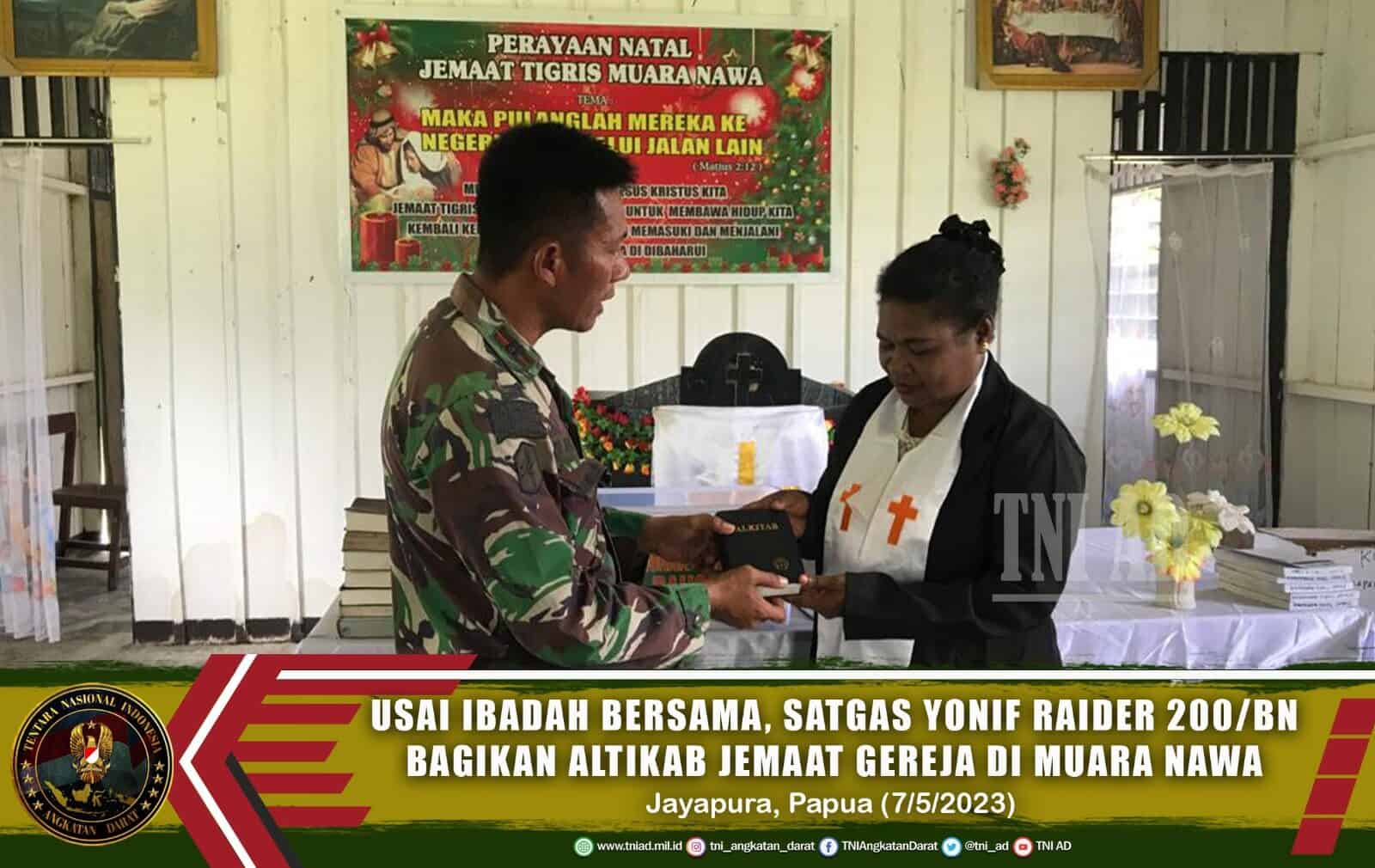 Usai Ibadah Bersama, Satgas Yonif Raider 200/BN Bagikan Alkitab kepada Jemaat Gereja Di Muara Nawa