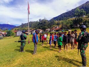 Siapkan Penerus Bangsa, Satgas Yonif 721/Mks Berikan Bantuan Perlengkapan Sekolah Untuk Siswa SD di Papua