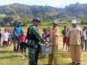 Siapkan Penerus Bangsa, Satgas Yonif 721/Mks Berikan Bantuan Perlengkapan Sekolah Untuk Siswa SD di Papua