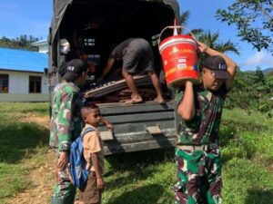 Kondisi Memprihatinkan, Satgas Yonif 143/TWEJ Langsung Renovasi Sekolah Di Tapal Batas RI-PNG