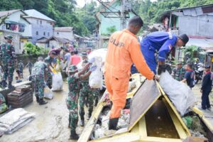 Aksi Merawat 5 Sungai di Ambon Warnai HUT Ke-24 Kodam Pattimura