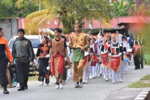 Kasdim Hadiri Pelepasan Pawai Budaya Pelajar Multi Etnik Peringatan HUT Ke-661 Kota Sintang Oleh Bupati Sintang