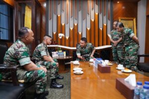 Kasad Beri Penghargaan Prajurit TNI AD Juara Dunia Kempo