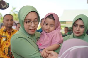 Pangdam IM dan Ibu Ketua Persit KCK Bantu Kesehatan Anak dan Keluarga Pra Sejahtera saat Kunjungan Kerja ke Korem 011/LW dan Kodim 0103/Aut