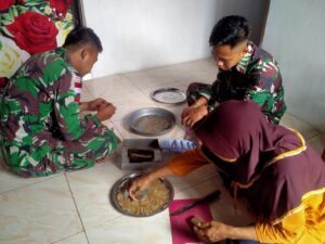 Tingkatkan Ekonomi Kreatif, Satgas Yonarmed 1 Kostrad Dorong Warga Kembangkan Pengolahan Kerupuk Ikan