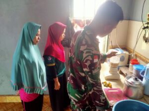 Tingkatkan Ekonomi Kreatif, Satgas Yonarmed 1 Kostrad Dorong Warga Kembangkan Pengolahan Kerupuk Ikan