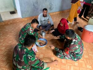 Tingkatkan Ekonomi Kreatif, Satgas Yonarmed 1 Kostrad Dorong Warga Kembangkan Pengolahan Kerupuk Ikan