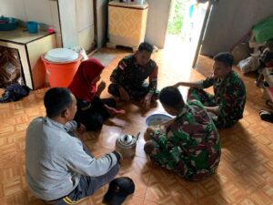Tingkatkan Ekonomi Kreatif, Satgas Yonarmed 1 Kostrad Dorong Warga Kembangkan Pengolahan Kerupuk Ikan