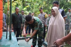 Danrem 142/Tatag Serahkan Bantuan Kasad Mesin dan Instalasi TNI AD Manunggal Air di Dusun Sepang
