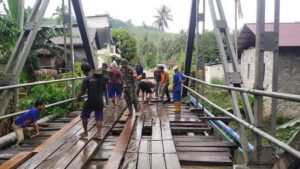 Babinsa Koramil 1427-02 Bersama Warga Gotong Royong Perbaiki Jembatan