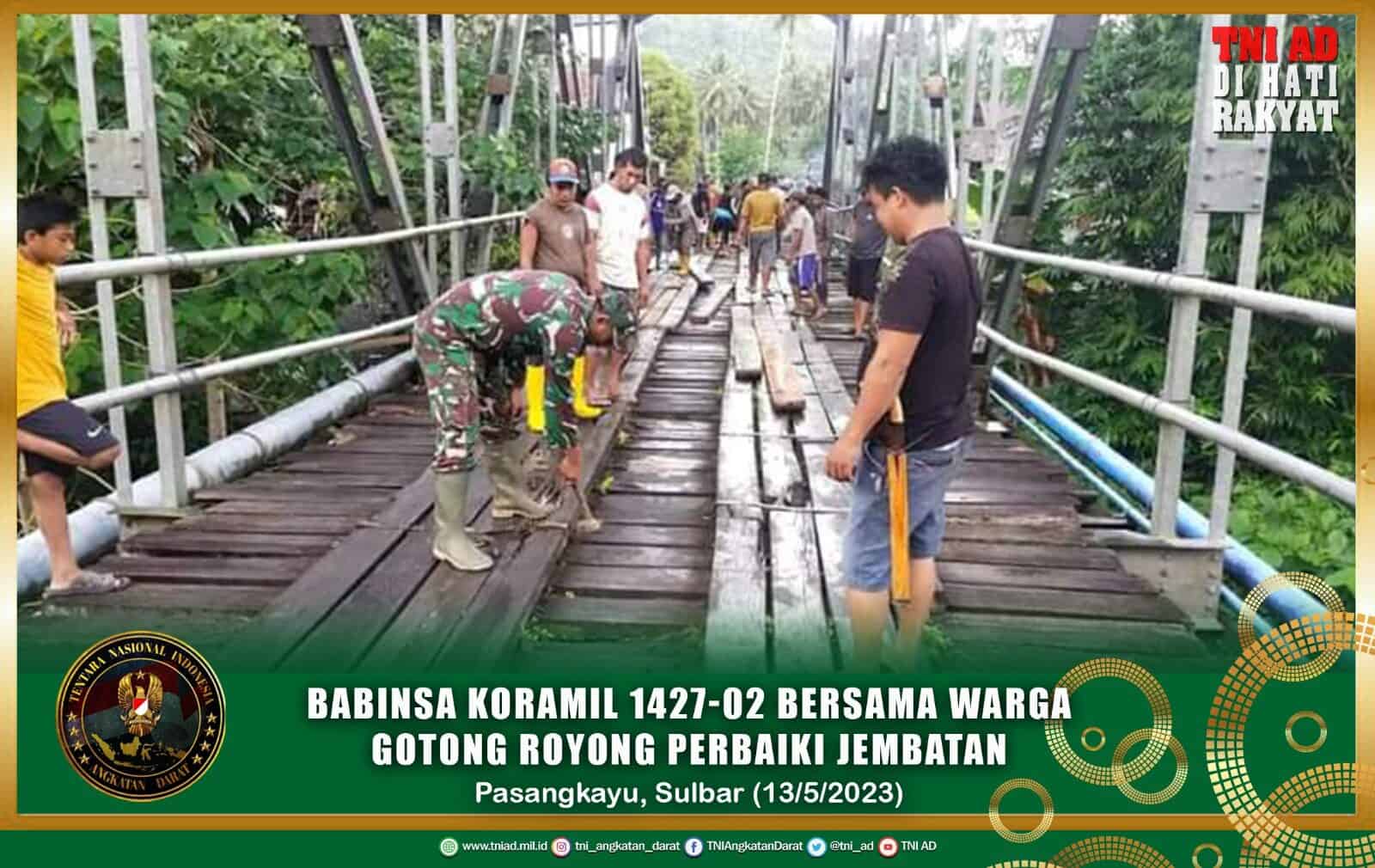 Babinsa Koramil 1427-02 Bersama Warga Gotong Royong Perbaiki Jembatan