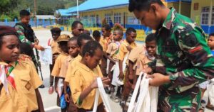 Jamin Kesehatan Anak-Anak Papua, Satgas Yonif 527/BY Gelar Pemeriksaan Kesehatan