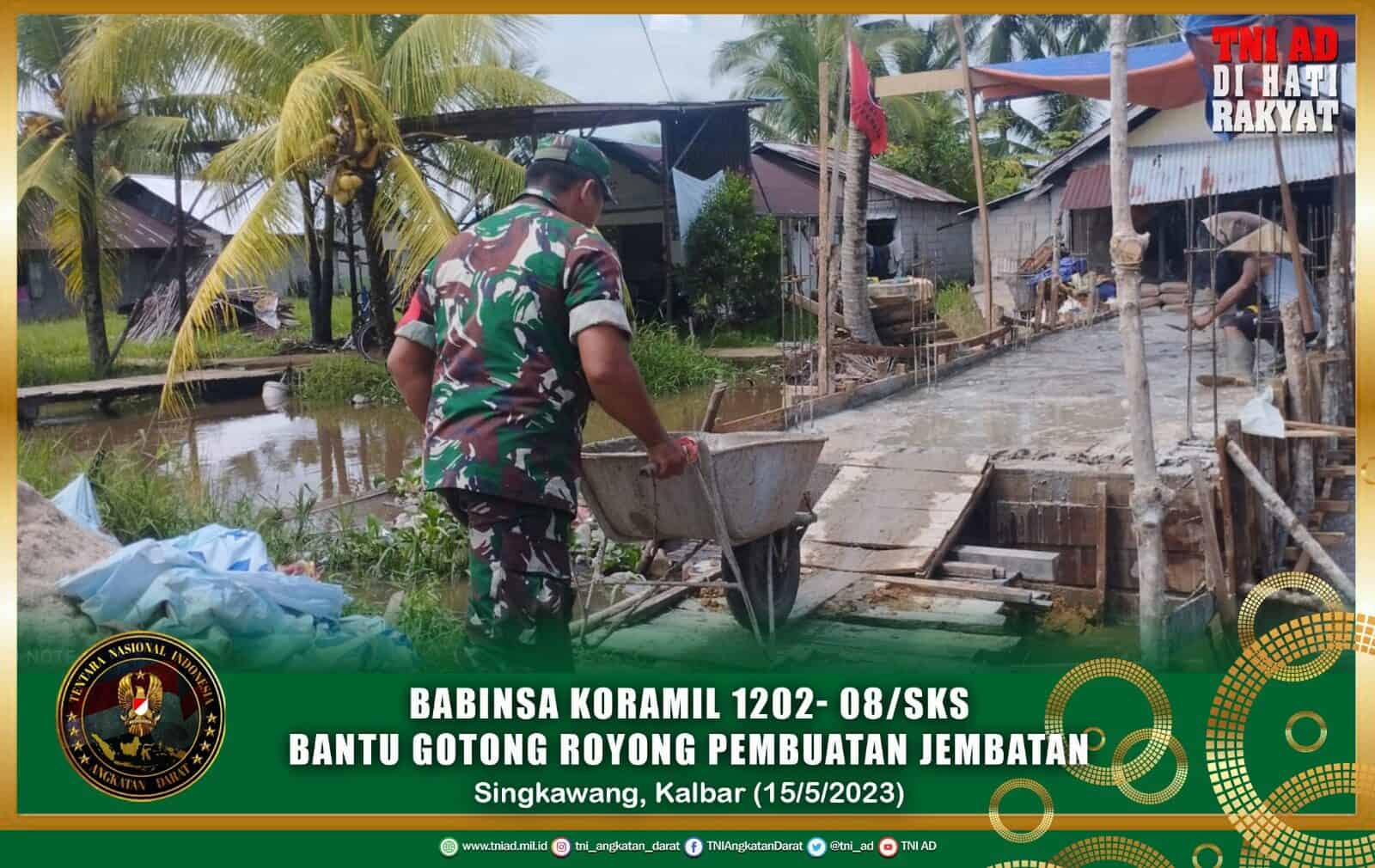 Babinsa Koramil 1202- 08/Sks Bantu Gotong Royong Pembuatan Jembatan