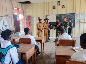 Cinta Kasih Satgas TNI Bagikan Alkitab kepada Warga dan Perlengkapan Sekolah Kepada Siswa di Papua
