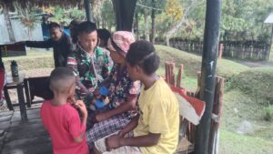 Layanan Pengobatan dan Pangkas Rambut Gratis Dari Prajurit Yonif Raider 200/BN Untuk Masyarakat Papua