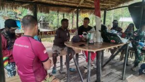 Layanan Pengobatan dan Pangkas Rambut Gratis Dari Prajurit Yonif Raider 200/BN Untuk Masyarakat Papua