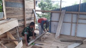 Selalu Ada Bersama Rakyat, Babinsa Bantu Renovasi Rumah Warga