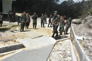 Danrem 121/Abw Tinjau Patok Batas Negara dan Pos Pamtas Sungai Kelik