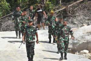 Danrem 121/Abw Tinjau Patok Batas Negara dan Pos Pamtas Sungai Kelik