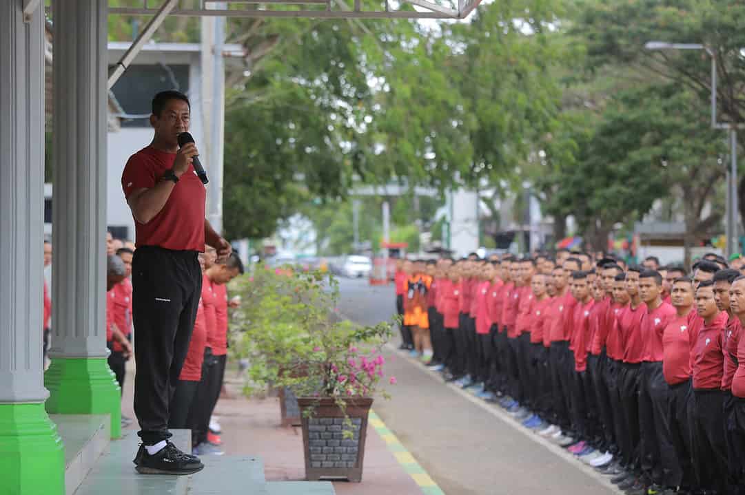 Pangdam IM Olah Raga Bersama Prajurit di Lapangan Blang Padang