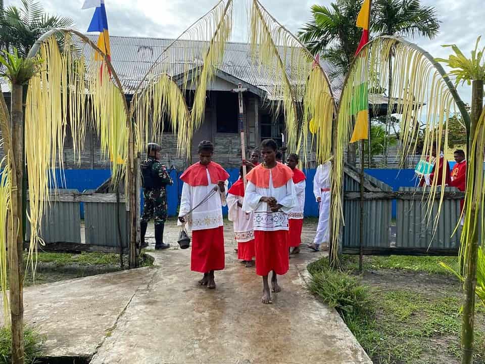 Satgas Yonif 125/Smb Bersama Polri Kawal Kunjungan Uskup Agung Di Distrik Kimaam
