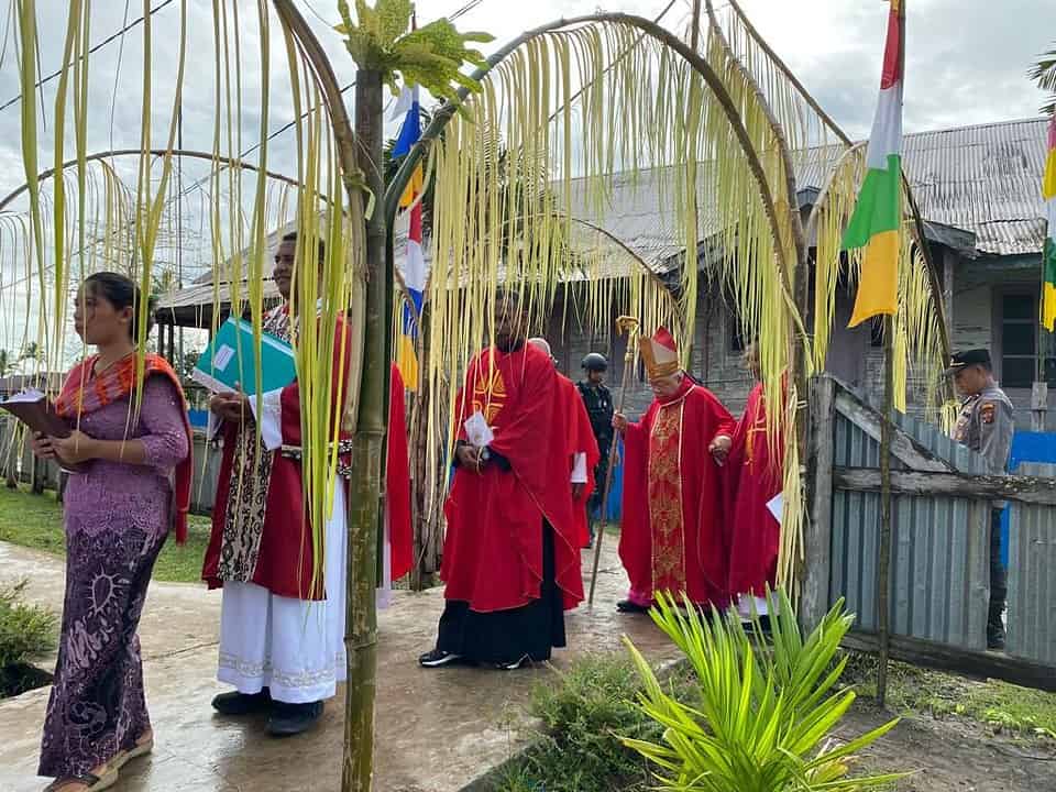 Satgas Yonif 125/Smb Bersama Polri Kawal Kunjungan Uskup Agung Di Distrik Kimaam