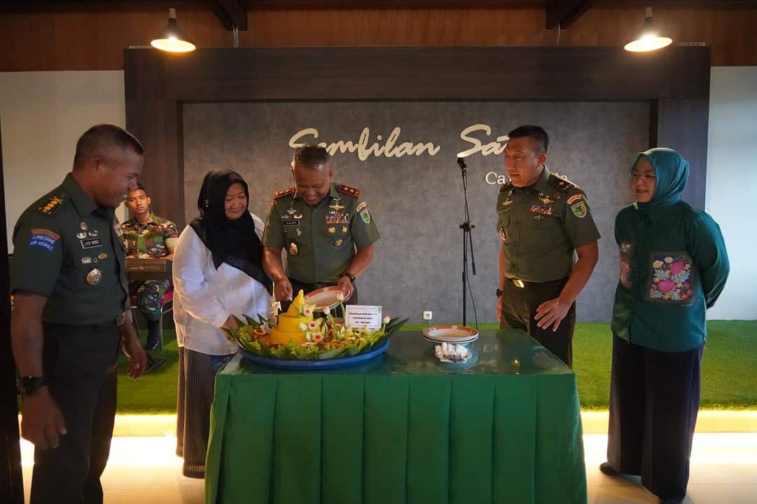 Pangdam dan Ketua Persit KCK Daerah XVII/Cenderawasih Resmikan Cafetaria 91