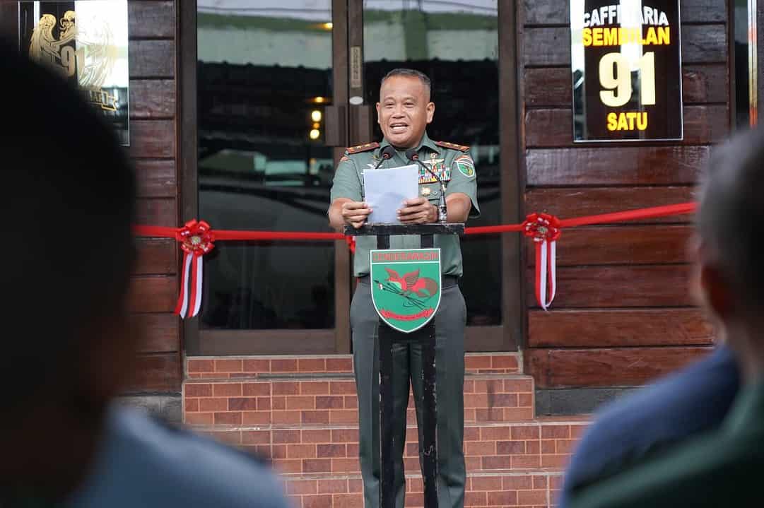 Pangdam dan Ketua Persit KCK Daerah XVII/Cenderawasih Resmikan Cafetaria 91