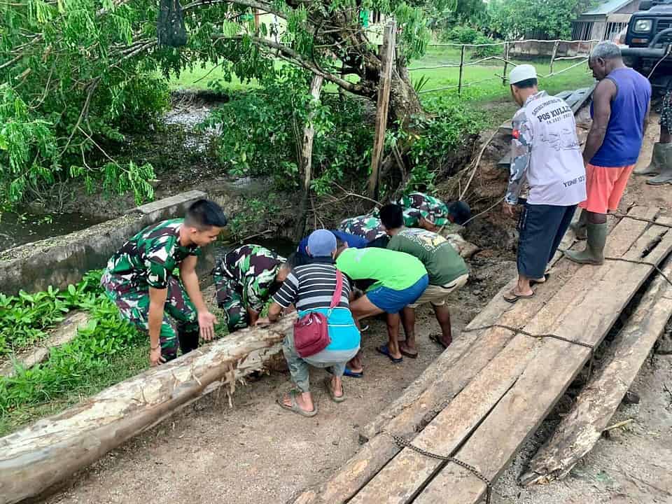 Perlancar Mobilitas Warga, Personel Yonif 511/DY Perbaiki Jembatan Rusak Di Papua