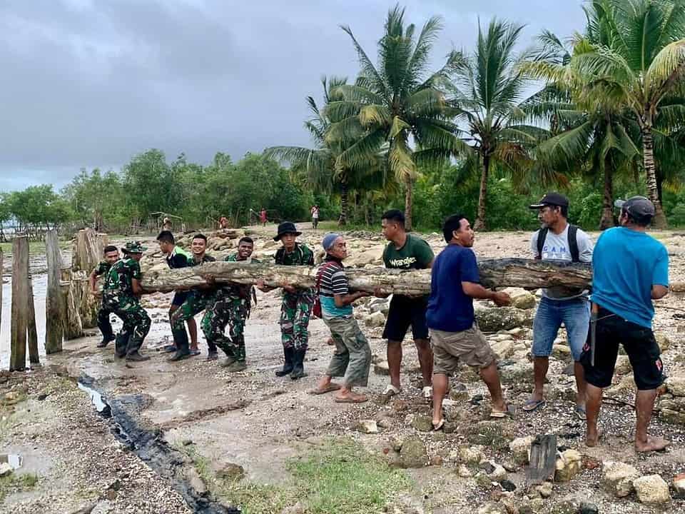 Perlancar Mobilitas Warga, Personel Yonif 511/DY Perbaiki Jembatan Rusak Di Papua