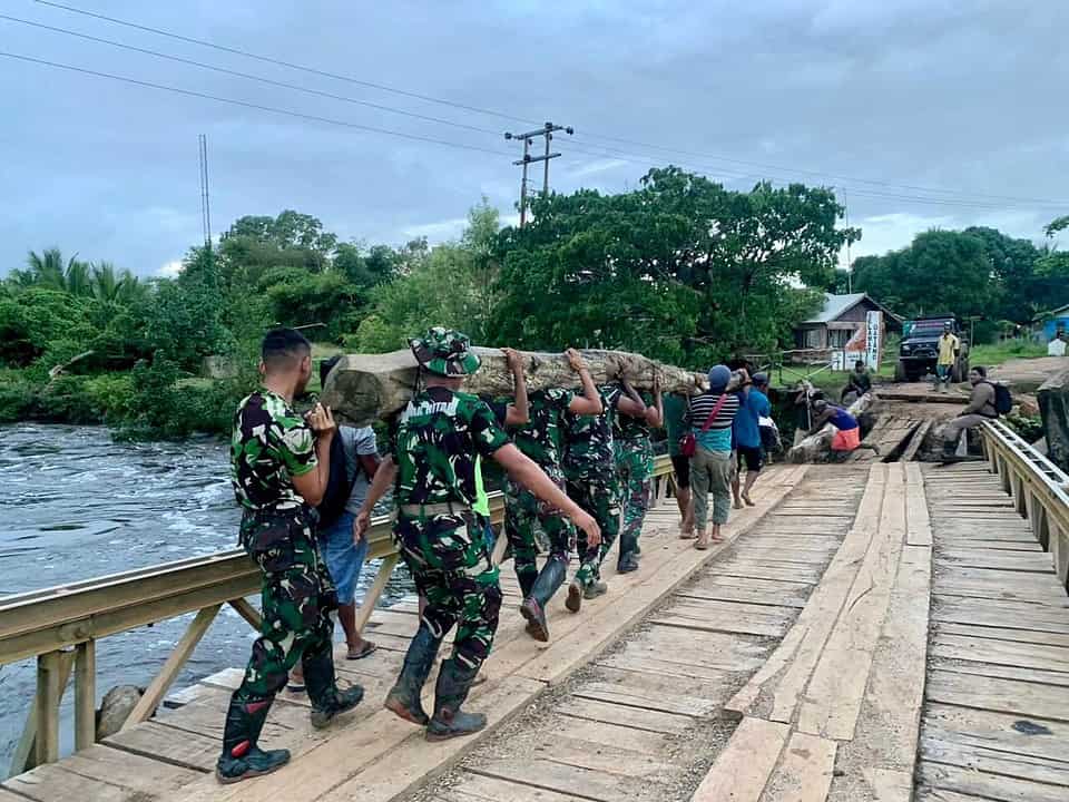 Perlancar Mobilitas Warga, Personel Yonif 511/DY Perbaiki Jembatan Rusak Di Papua